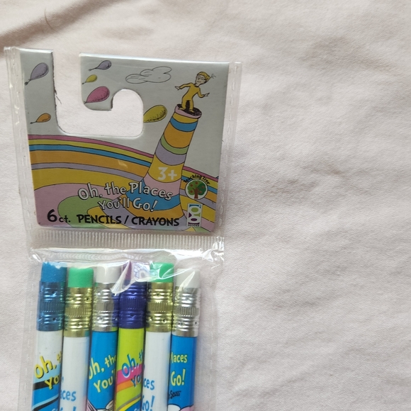Dr. Seuss bundle 6 Pencils, 6 Erasers, 1 Pencil Sharpenir - Picture 11 of 12